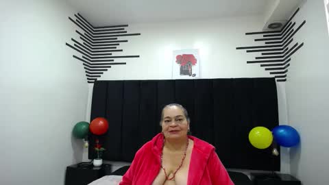 Snapshot of queenmature chatting on 11.10.25 VickyBoobss online show from 11.10.25