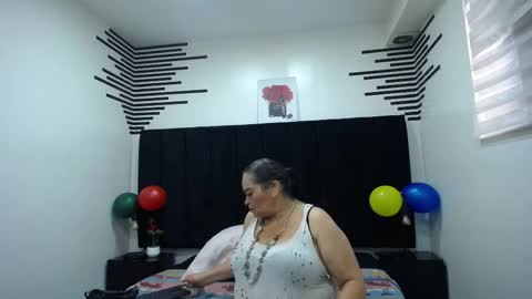 Snapshot of queenmature chatting on 11.11.25 VickyBoobss online show from 11.11.25