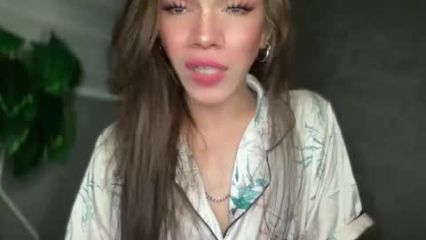 Snapshot of queenn_xxx chatting on 12.14.25 QUEEN online show from 12.14.25