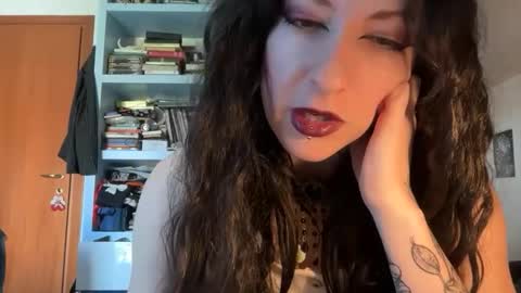 Snapshot of queenselket chatting on 04.22.26 queenselket online show from 04.22.26