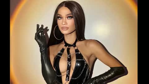 Snapshot of queenvalentinats chatting on 12.28.24 ValentinaMoone online show from 12.28.24