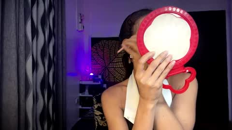 Snapshot of queenvalentinats chatting on 12.22.25 ValentinaMoone online show from 12.22.25