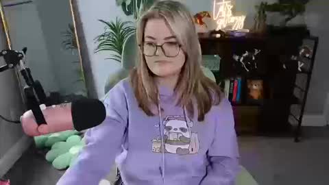 Snapshot of quervoqueen1 chatting on 10.18.25 Bri online show from 10.18.25