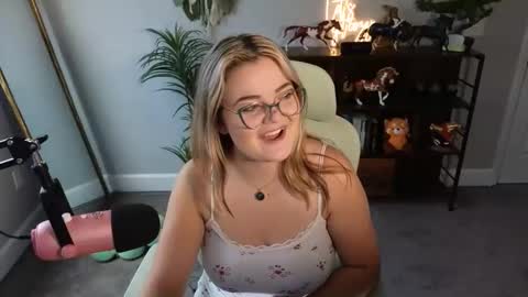 Snapshot of quervoqueen1 chatting on 11.11.25 Bri online show from 11.11.25