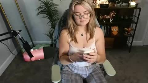 Snapshot of quervoqueen1 chatting on 11.16.25 Bri online show from 11.16.25