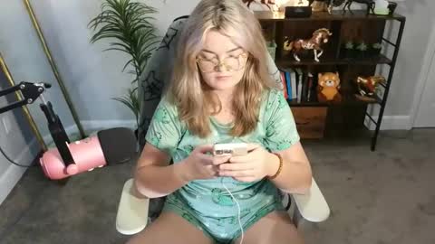 Snapshot of quervoqueen1 chatting on 11.19.25 Bri online show from 11.19.25