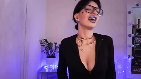 Snapshot of quiet_smile chatting on 09.28.25 quiet_smile online show from 09.28.25