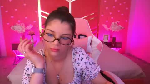 Snapshot of qweenlina chatting on 06.18.26 Karolina online show from 06.18.26
