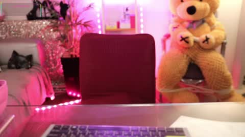 Nova Hollis online show from 04.03.26