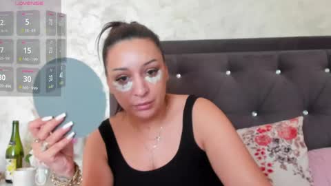 Snapshot of raelledarkstar chatting on 05.26.26 raelledarkstar online show from 05.26.26