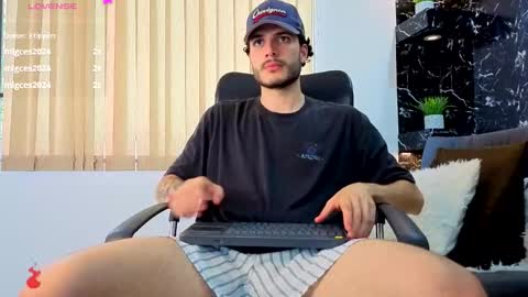 Snapshot of rafael_mendez chatting on 11.29.25 R A F A E L online show from 11.29.25