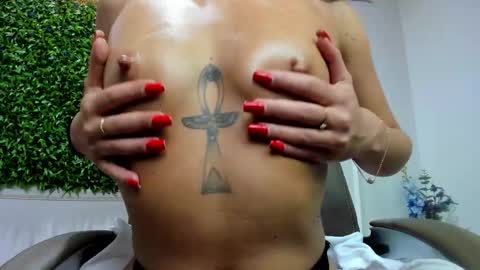 Snapshot of rania_wild chatting on 11.28.25 Rania online show from 11.28.25