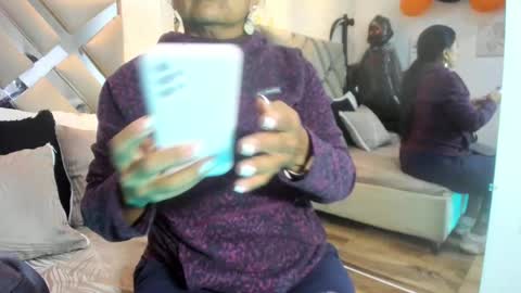 Snapshot of raquel_moore chatting on 10.28.25 Raquel Moore online show from 10.28.25