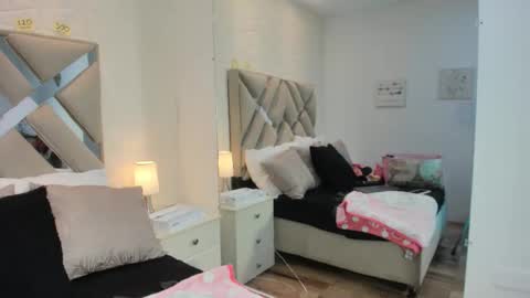 Snapshot of raquel_moore chatting on 11.22.25 Raquel Moore online show from 11.22.25