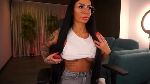 Raquelle online show from 01.11.25