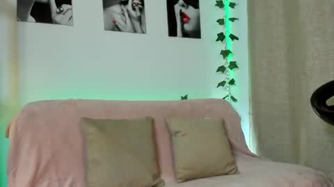 Snapshot of rebeca_marchetti chatting on 04.28.26 Rebeca Marchetti online show from 04.28.26