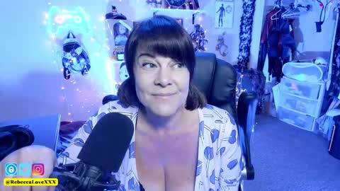 Snapshot of rebeccalovexxx chatting on 11.12.25 Rebecca Love online show from 11.12.25