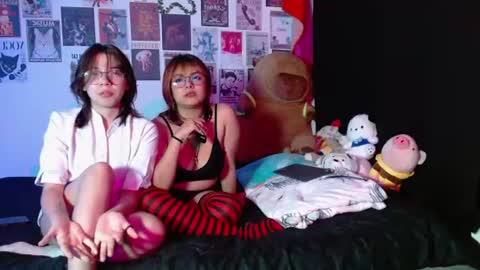 Snapshot of red_cherry2 chatting on 06.19.26 red_cherry2 online show from 06.19.26