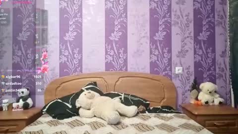 Snapshot of redbullvibe chatting on 01.10.26 Mia online show from 01.10.26