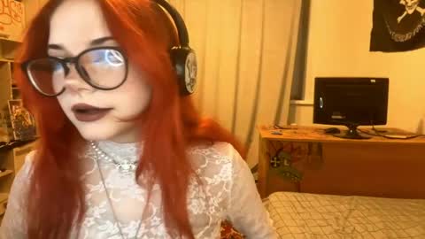 Snapshot of redheadcatxd chatting on 05.12.26 Eva online show from 05.12.26