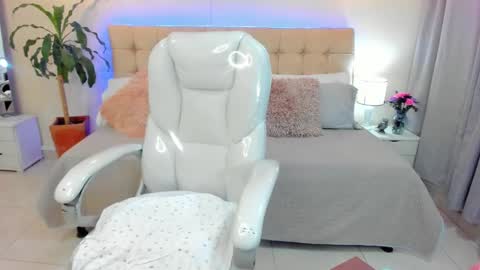 Snapshot of redhot_chilipeppers chatting on 01.10.25 Lupe online show from 01.10.25