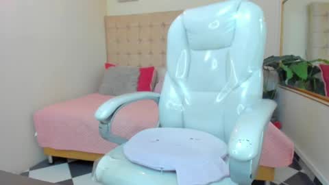 Snapshot of redhot_chilipeppers chatting on 02.20.25 Lupe online show from 02.20.25