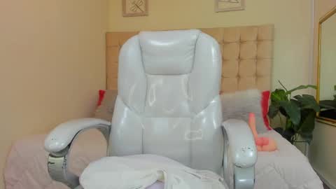 Snapshot of redhot_chilipeppers chatting on 03.04.25 Lupe online show from 03.04.25