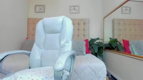 Snapshot of redhot_chilipeppers chatting on 03.06.25 Lupe online show from 03.06.25