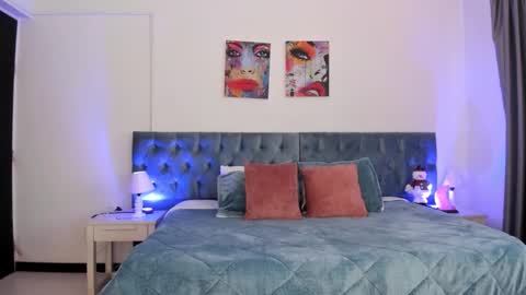 Snapshot of regina_blum chatting on 11.22.25 Regina online show from 11.22.25