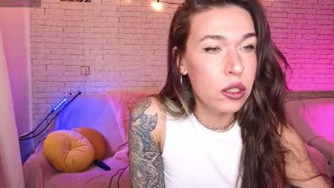 Snapshot of reginahawkinss chatting on 10.20.25 ReginaHawkinss online show from 10.20.25