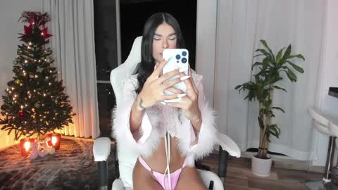 Snapshot of reichel_gray chatting on 12.13.24 REICHEL online show from 12.13.24