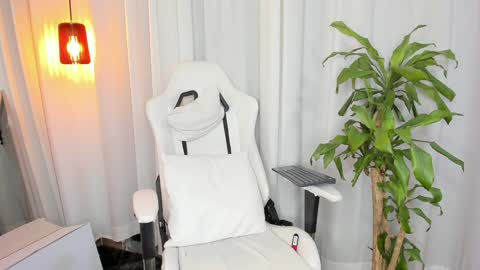 Snapshot of reichel_gray chatting on 01.13.25 REICHEL online show from 01.13.25