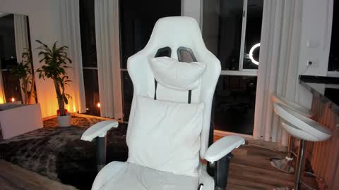 Snapshot of reichel_gray chatting on 01.27.25 REICHEL online show from 01.27.25