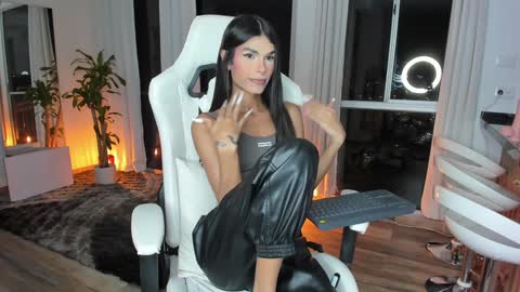 Snapshot of reichel_gray chatting on 01.29.25 REICHEL online show from 01.29.25