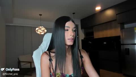 Snapshot of reichel_gray chatting on 11.06.25 REICHEL online show from 11.06.25