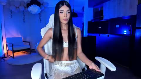 Snapshot of reichel_gray chatting on 06.08.26 REICHEL online show from 06.08.26