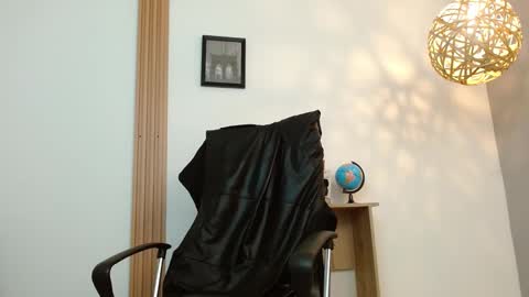 Snapshot of reiko_85_ chatting on 01.29.25 REIKO online show from 01.29.25