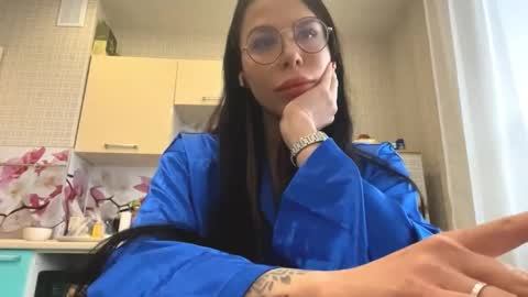 Snapshot of reinaiafrate chatting on 11.19.25 Emma online show from 11.19.25