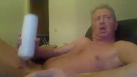 Snapshot of reini7211 chatting on 10.16.25 reini7211 online show from 10.16.25