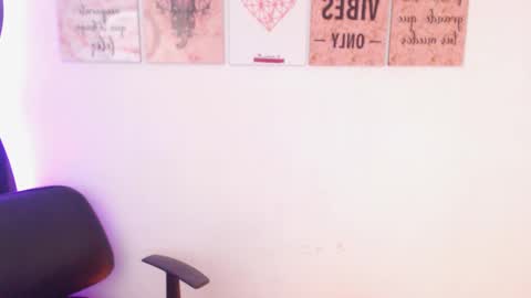 Snapshot of renata_ruiz chatting on 02.21.25 online show from 02.21.25