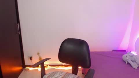 Snapshot of renata_ruiz chatting on 10.17.25 online show from 10.17.25