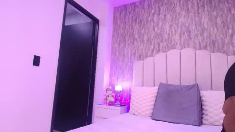 Snapshot of reven_lilith chatting on 11.25.25 REVEN online show from 11.25.25