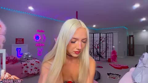 Snapshot of riababe chatting on 09.19.25 ria online show from 09.19.25