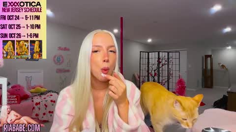 Snapshot of riababe chatting on 10.22.25 ria online show from 10.22.25