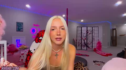 Snapshot of riababe chatting on 11.04.25 ria online show from 11.04.25