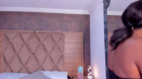 Snapshot of rianamanson chatting on 10.27.25 Riana online show from 10.27.25