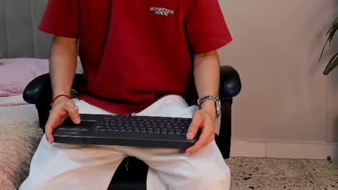 Snapshot of roan_birkin chatting on 06.12.26 Roan Birkin online show from 06.12.26