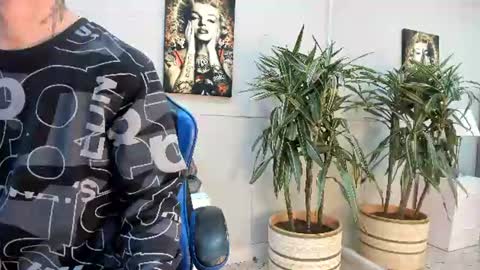 Snapshot of roan_birkin chatting on 06.25.26 Roan Birkin online show from 06.25.26