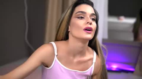 Snapshot of robertarosetti chatting on 11.22.25 Roberta online show from 11.22.25