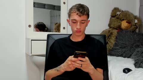 Snapshot of rolito18_ chatting on 12.29.24 twink juli online show from 12.29.24